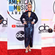 Illustration for article titled Statement Suits, Plush Pinks, and a Lotta Gowns on the American Music Awards Red Carpet